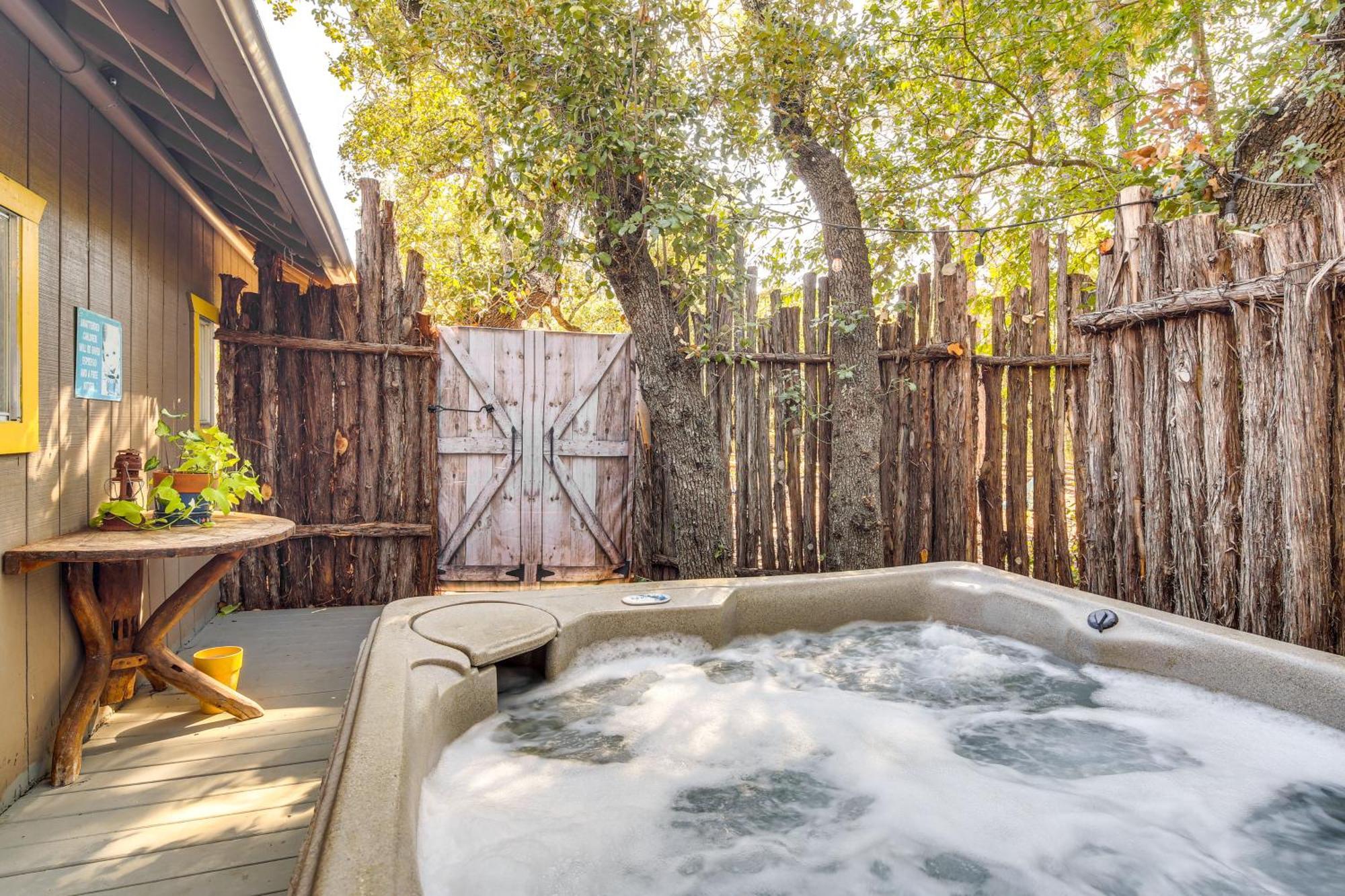 Pet-Friendly Wimberley Cabin With Fire Pit And Hot Tub 외부 사진